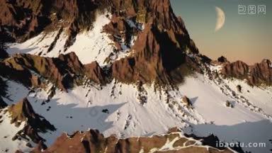 荒野雪山山峰冬季探险极限冒险空中与月亮日出主题的旅行冒险